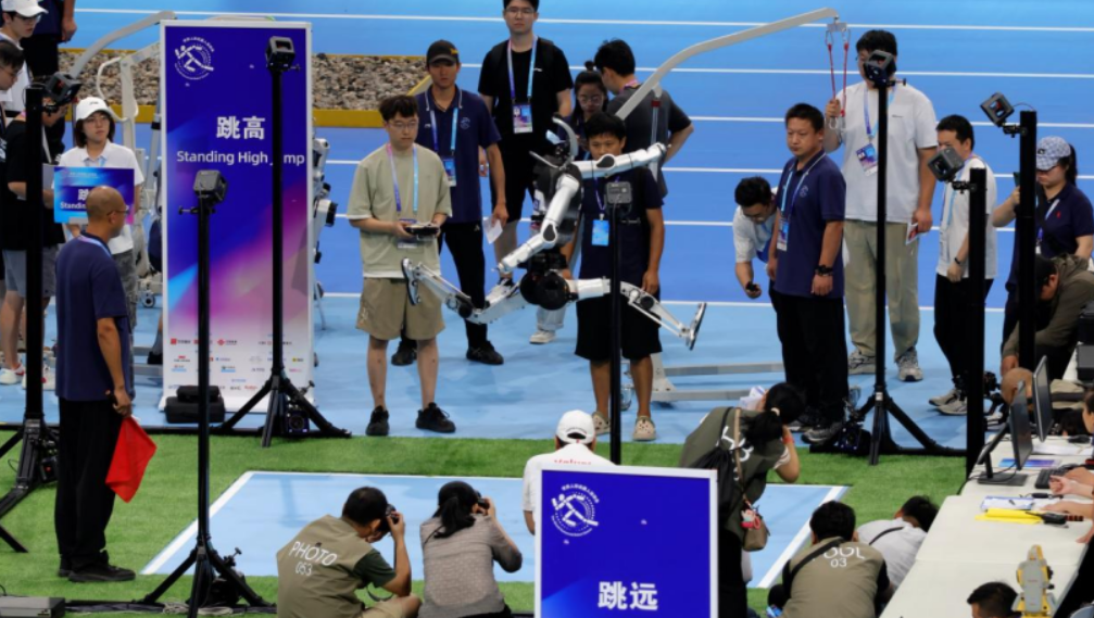首届世界人形机器人运动会高能不断,冠军频出,笑料与突破齐飞 首届世界人形机器人运动会高能不断,冠军频出,笑料与突破齐飞