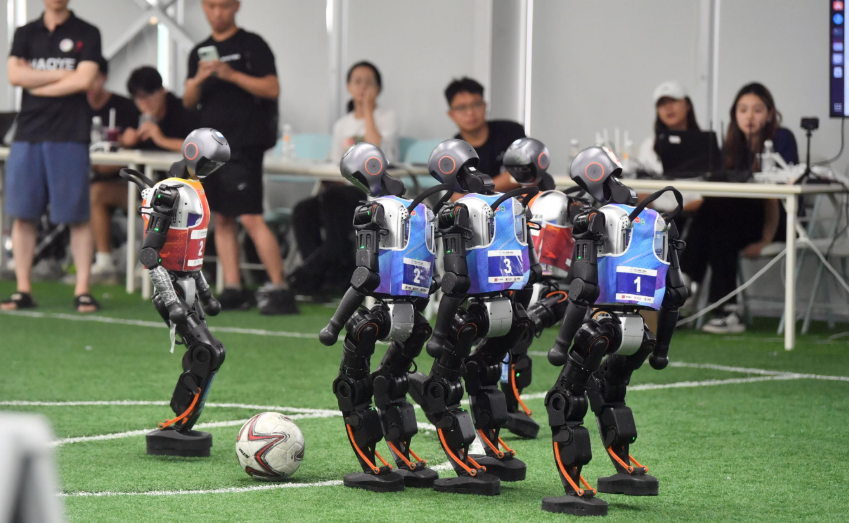 首届世界人形机器人运动会高能不断,冠军频出,笑料与突破齐飞 首届世界人形机器人运动会高能不断,冠军频出,笑料与突破齐飞