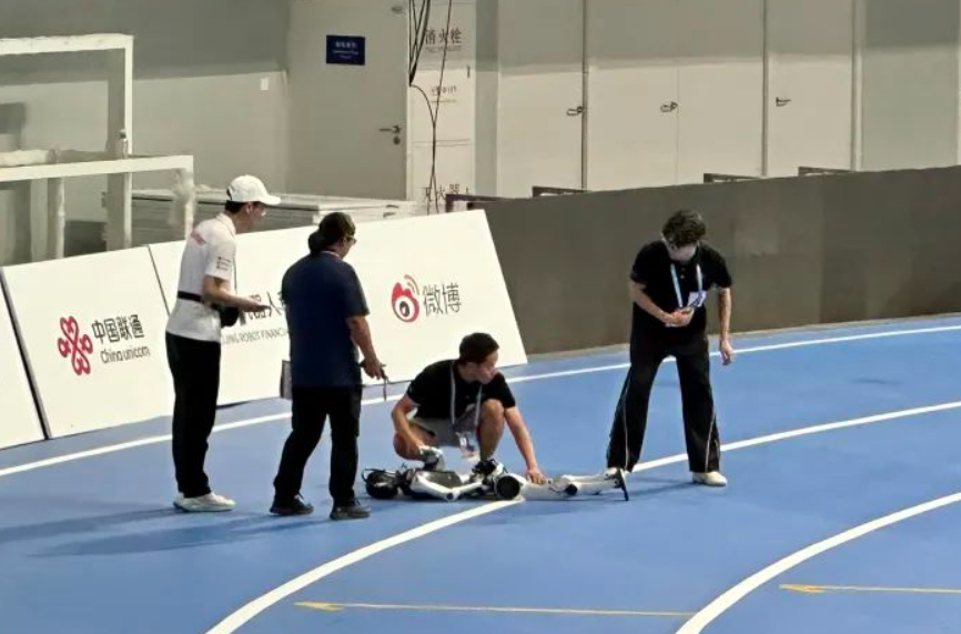 首届世界人形机器人运动会高能不断,冠军频出,笑料与突破齐飞 首届世界人形机器人运动会高能不断,冠军频出,笑料与突破齐飞